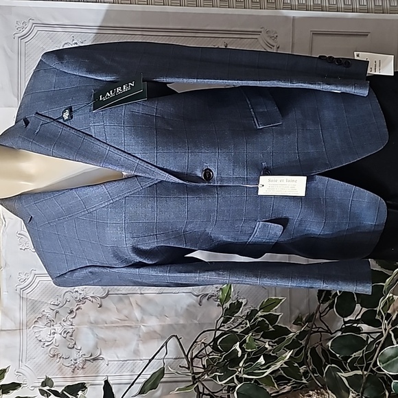 Ralph Lauren 52% Silk and 48% Wool Blue Checkered Blue Blazer 36R